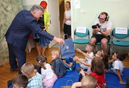 PRVI ŠOLSKI DAN SPREJEM PRVOOLČKOV UNEC 08 FOTO LJUBO VUKELIČ